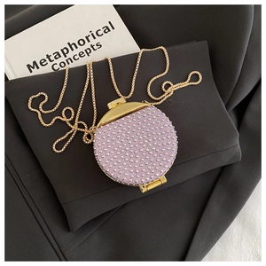 Dettaglio della borsa da sera tonda viola con strass argento e catena dorata