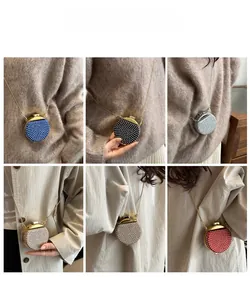 Mini borse da sera tonde con strass in sei colori con tracolla a catenella