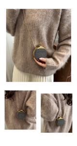 Dettaglio mini borsa da sera tonda con perle bianche e tracolla a catena dorata