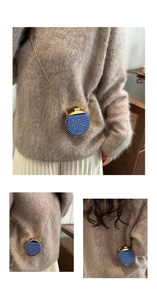 Dettaglio di una mini borsa da sera rotonda con perle blu e tracolla a catena dorata