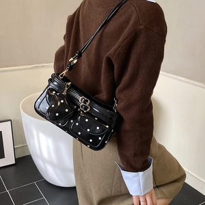 Sac sous le bras rétro à pois noirs avec charm cœur et finition cuir verni brillant