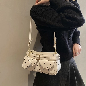 Sac à bandoulière chic en cuir blanc à pois noirs avec un charmant accessoire en cœur