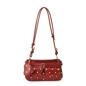 Sac bandoulière rétro à pois rouges et blancs avec doubles poches et breloque cœur