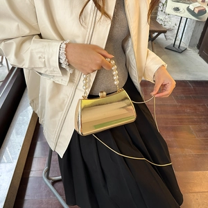 Abendtasche aus goldfarbenem Metall mit Perlenhenkel und abnehmbarer Goldkette