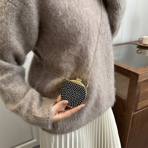 Mini borsa rotonda con perle bianche e tracolla a catena dorata per abiti da sera