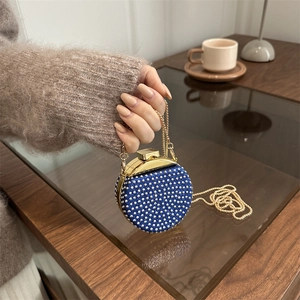 Mini borsa da sera rotonda con strass e catena dorata da donna in blu navy elegante