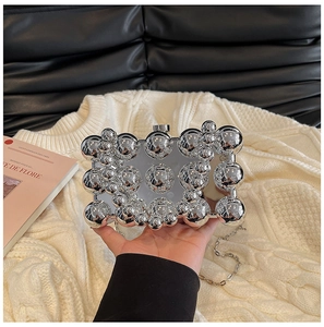 Details der silbernen Abendtasche mit polierten Perlen und abnehmbarer Metallkette