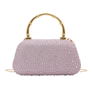 Borsa da sera rosa scintillante con strass, manico in bambù dorato e tracolla a catena