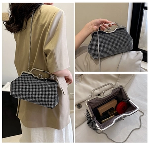 Nahaufnahme der schwarzen Strass-Clutch mit Fokus auf den geräumigen Innenraum