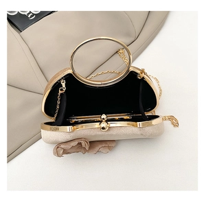 Detailsicht der beigen Wildleder-Abendtasche mit goldenem Ringgriff und Blumen