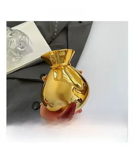 Detailaufnahme der goldenen Geldbeutel-Handtasche aus Acryl mit Spiegelglanz und Kette