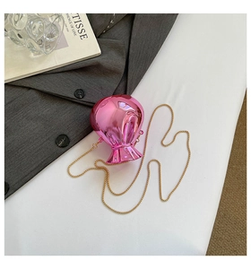 Detail der metallisch-rosa Mini-Tasche aus Acryl mit Spiegeleffekt und goldener Kette