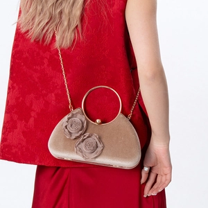 Elegante champagnerfarbene Samt-Clutch mit 3D-Stoffrosen und goldenem Rundmetallgriff