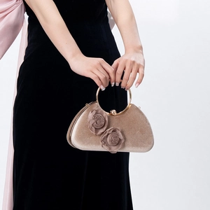 Elegante Abendtasche aus champagnerfarbenem Samt mit 3D-Rosen und Goldgriff