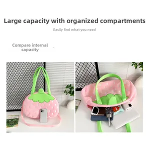 Vue détaillée du grand sac fraise en peluche montrant la capacité intérieure avec tablettes