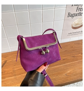 Detail der lila Umhängetasche aus genarbtem Leder mit vintage silbernem Klippverschluss