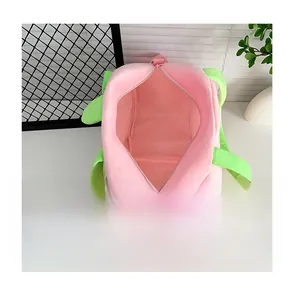 Vue de dessus de l'intérieur spacieux du sac en peluche rose avec doublure et fermeture