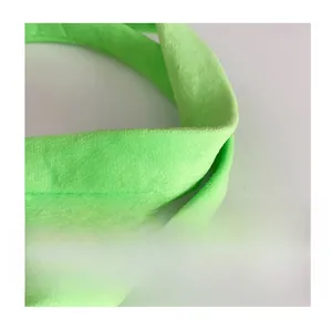 Détail de la poignée du sac en peluche vert vif avec couture de qualité et texture douce
