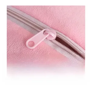 Détail de la fermeture éclair en plastique rose sur un sac à bandoulière en peluche douce