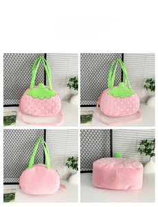 Vues détaillées d'un sac seau fraise en peluche rose avec feuilles vertes et bandoulière