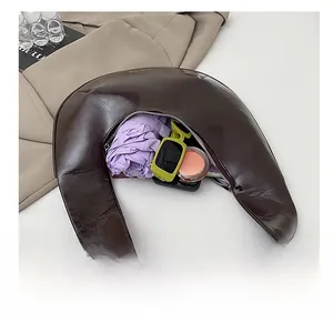 Détail de l'intérieur du sac hobo montrant une grande capacité pour le maquillage