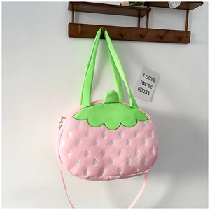 Détails du sac fraise en peluche rose montrant la texture douce et feuilles vertes