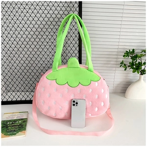 Comparaison de taille du sac fraise en peluche rose avec un smartphone pour capacité