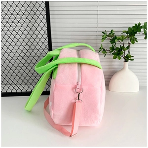 Vue détaillée du sac fraise en peluche avec texture rose douce et poignées vertes