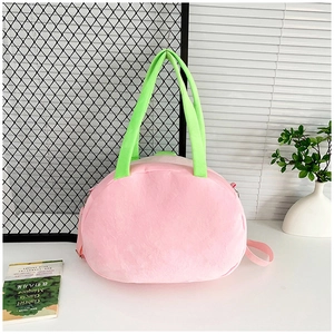 Détail du sac fraise en peluche rose montrant la texture douce et les anses