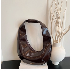 Détail du sac croissant en cuir verni marron foncé avec lettrage doré Fashion & Bags