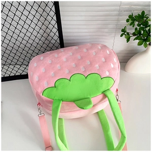 Vue détaillée du sac seau en peluche fraise avec tissu rose et accents de feuilles vertes