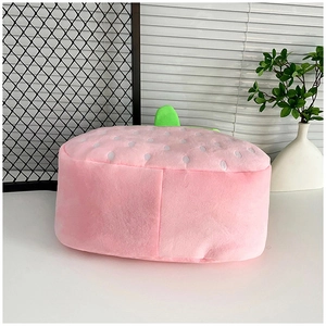 Détail du sac seau en peluche fraise avec feuilles vertes et motif à pois rose