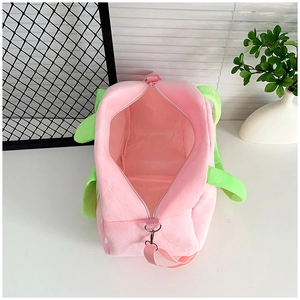 Détail du sac seau fraise en peluche montrant la texture rose et les anses vertes