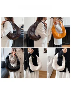 Photos de style de vie d'un sac hobo brillant en plusieurs couleurs porté à l'épaule