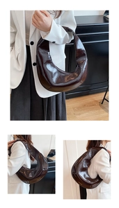 Vue détaillée du sac hobo verni marron foncé avec inscription dorée élégante