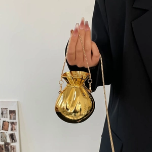 Mini goldene Umhängetasche in Beutelform mit Metallic-Finish und feiner Kette