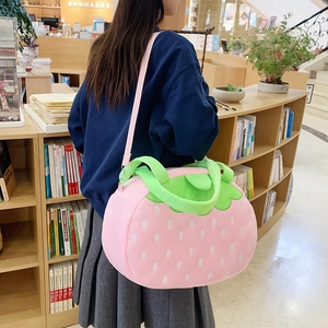 Sac seau fraise en peluche rose avec poignée feuille verte pour un look doux fille