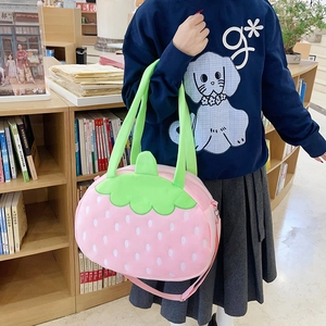 Sac fraise mignon en peluche rose avec couvercle en feuilles vertes et bandoulière