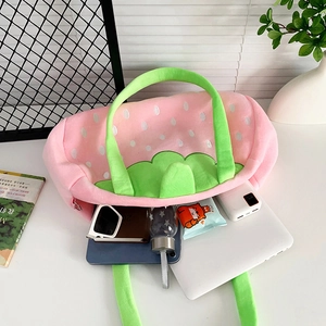 Sac bandoulière fraise en peluche montrant un grand intérieur avec tablette et objets