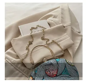 Detalle de bolso de noche vintage con lentejuelas, cadena dorada y asa de metal labrado