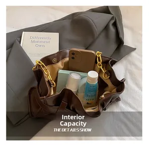 Detalle del interior del bolso nube marrón con espacio para el móvil y cosméticos