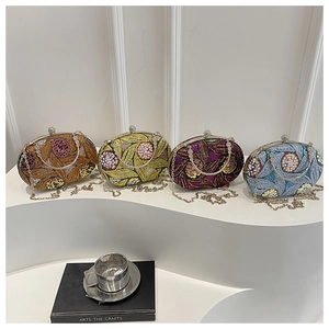 Detalle de bolsos de fiesta con lentejuelas, bordados florales de cuentas y cierre de cristal
