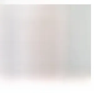 Detaillierte Makroansicht der bunten Strohwebung mit Wellenmuster und feiner Textur