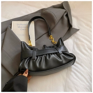 Detalle del bolso nube plisado negro con textura de cuero suave y cadena dorada