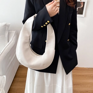 Sac à bandoulière hobo minimaliste blanc crème en forme de croissant au fini mat