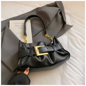 Detalle de bolso nube negro plisado con hebilla dorada y correa de cadena dorada