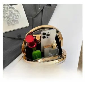 Innenansicht der gewebten Muschel-Handtasche mit Smartphone, Parfüm und Make-up