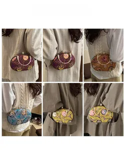 Muestra de bolsos vintage bordados con lentejuelas, motivos florales y cierre de perla