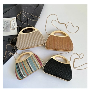 Stroh-Clutch-Taschen mit Metallgriffen und Kettenriemen in verschiedenen Farben im Detail