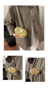 Detalle de bolso de noche vintage con lentejuelas, bordado de hojas y cadena dorada